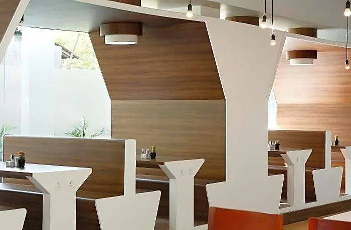 Berry Biz Hotel Seminyak